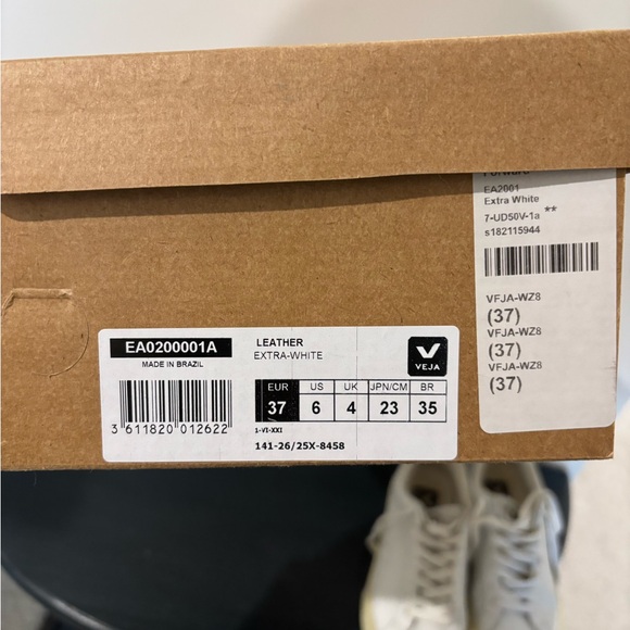 Veja Sneakers - Picture 5 of 10